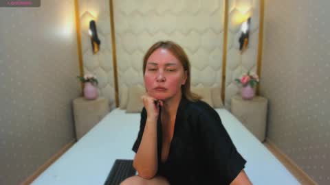 Snapshot of emm_quince chatting on November 2025 08:59:02 AM Emm online show from November 2025 08:59:02 AM