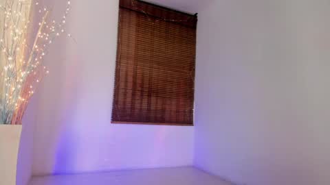 Snapshot of emma_blanco chatting on December 2024 10:13:01 AM Emma online show from December 2024 10:13:01 AM