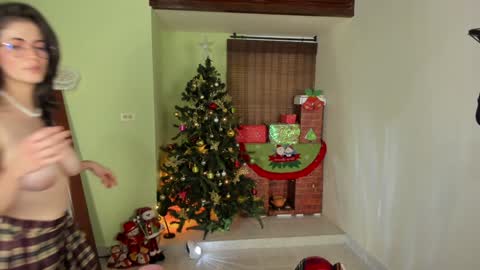 Snapshot of emma_blanco chatting on December 2024 05:32:02 PM Emma online show from December 2024 05:32:02 PM