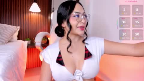 Snapshot of emma_white_01 chatting on January 2026 02:36:01 AM emma your love online show from January 2026 02:36:01 AM