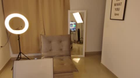 Snapshot of emmabeecker_ chatting on December 2024 05:37:01 AM Emma online show from December 2024 05:37:01 AM