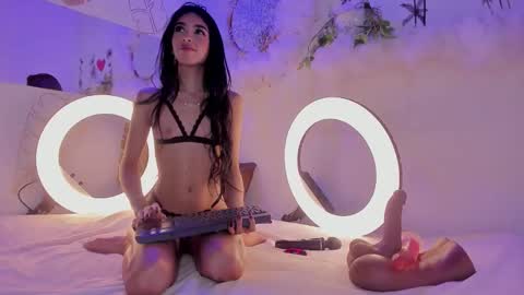 Emma Duque online show from November 2025 10:52:02 AM