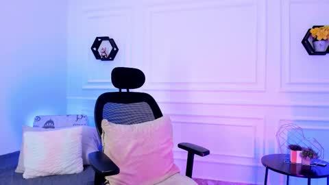 emmajohanson online show from March 2026 06:37:01 PM