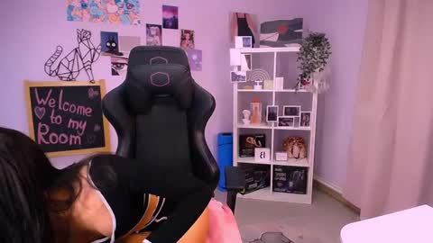 Snapshot of emmakeam_ chatting on December 2024 09:28:02 AM Emma online show from December 2024 09:28:02 AM