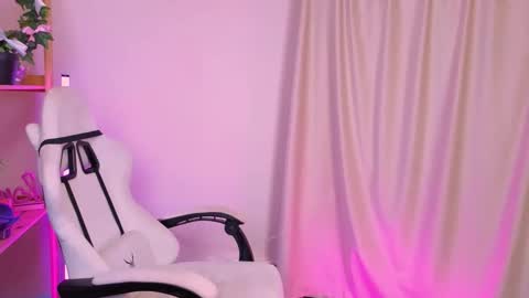 Snapshot of emmakeam_ chatting on October 2025 10:01:01 AM Emma online show from October 2025 10:01:01 AM