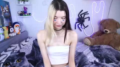 Snapshot of emmie_everly chatting on July 2026 01:07:01 PM emmie_everly online show from July 2026 01:07:01 PM