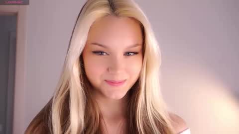 Snapshot of emmiemurray chatting on September 2025 06:46:01 AM Aurora online show from September 2025 06:46:01 AM