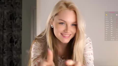 Snapshot of emmiemurray chatting on October 2025 06:43:01 AM Aurora online show from October 2025 06:43:01 AM