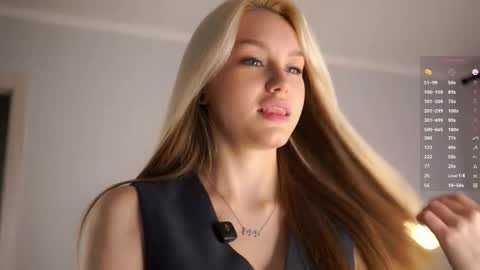 Snapshot of emmiemurray chatting on October 2025 08:58:02 AM Aurora online show from October 2025 08:58:02 AM