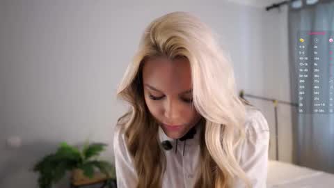 Snapshot of emmiemurray chatting on October 2025 06:43:02 AM Aurora online show from October 2025 06:43:02 AM