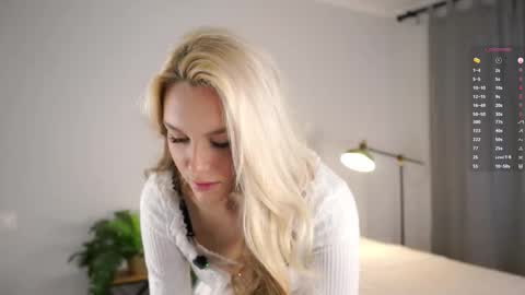 Snapshot of emmiemurray chatting on October 2025 06:06:02 AM Aurora online show from October 2025 06:06:02 AM