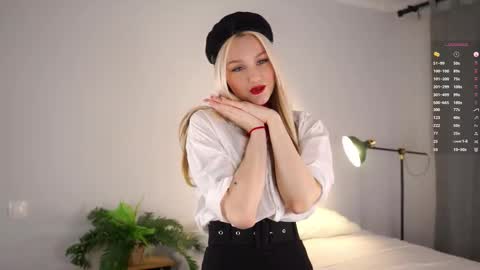 Snapshot of emmiemurray chatting on October 2025 06:48:01 AM Aurora online show from October 2025 06:48:01 AM