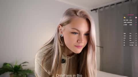 Snapshot of emmiemurray chatting on November 2025 06:49:02 AM Aurora online show from November 2025 06:49:02 AM