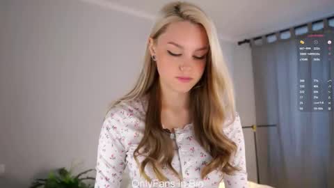 Snapshot of emmiemurray chatting on December 2025 06:07:02 AM Aurora online show from December 2025 06:07:02 AM