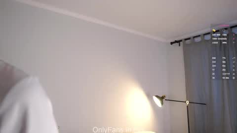 Snapshot of emmiemurray chatting on December 2025 07:47:02 AM Aurora online show from December 2025 07:47:02 AM