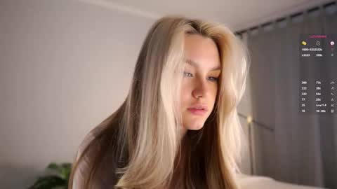 Snapshot of emmiemurray chatting on December 2025 10:35:02 AM Aurora online show from December 2025 10:35:02 AM