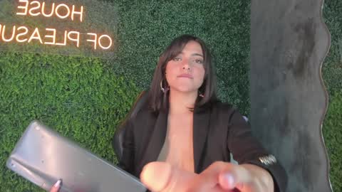 Snapshot of emmiily_z chatting on January 2025 02:02:01 AM Emmiily online show from January 2025 02:02:01 AM