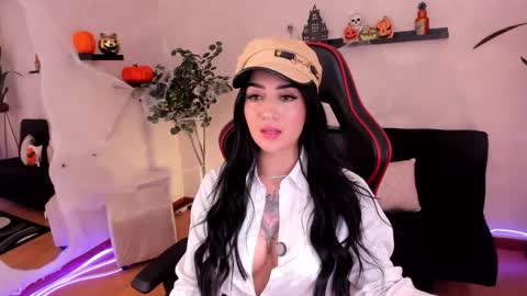 Emmy Evans  online show from October 2025 08:28:01 PM