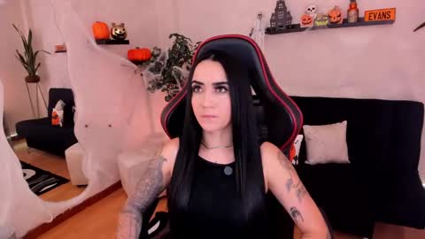 Emmy Evans  online show from October 2025 07:45:02 PM