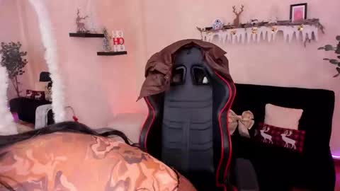 Emmy Evans  online show from November 2025 07:43:01 PM