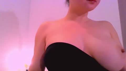 Snapshot of empierce chatting on April 2026 04:45:01 AM M online show from April 2026 04:45:01 AM