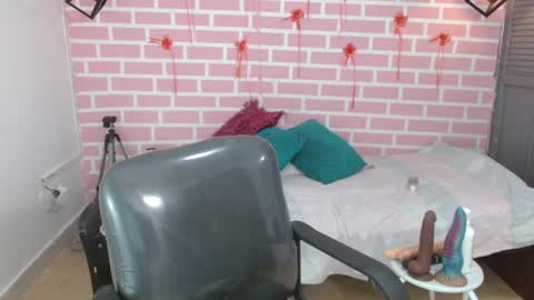 Snapshot of emy_0 chatting on March 2025 09:14:02 PM Emy online show from March 2025 09:14:02 PM