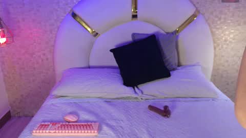 Emy  online show from November 2025 11:43:01 AM