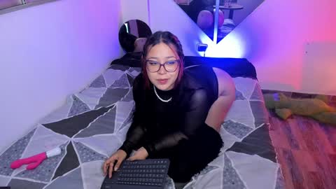 Snapshot of emy_xdy chatting on December 2024 02:31:02 AM Im Emily would you like to help me reach 100 online show from December 2024 02:31:02 AM