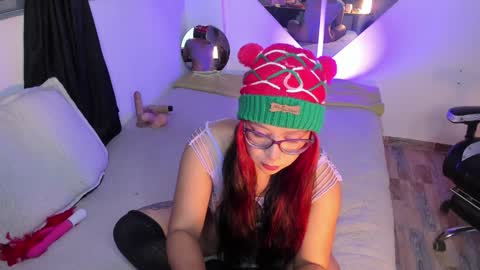 Snapshot of emy_xdy chatting on December 2024 04:23:02 AM Im Emily would you like to help me reach 100 online show from December 2024 04:23:02 AM