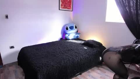 Snapshot of emy_xdy chatting on September 2025 08:22:02 PM Im Emily would you like to help me reach 100 online show from September 2025 08:22:02 PM