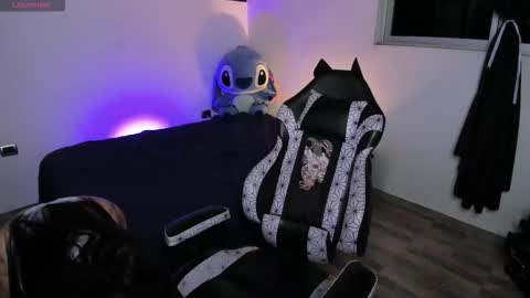 Snapshot of emy_xdy chatting on October 2025 09:51:02 AM Im Emily would you like to help me reach 100 online show from October 2025 09:51:02 AM