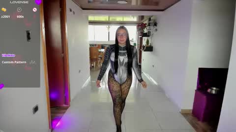 Snapshot of emy_xdy chatting on February 2026 05:17:02 PM Im Emily would you like to help me reach 100 online show from February 2026 05:17:02 PM