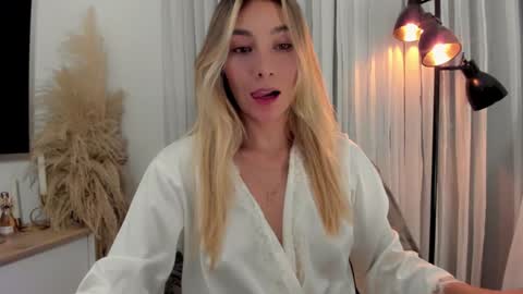 Snapshot of emyconneer chatting on December 2024 01:58:02 AM emyconneer online show from December 2024 01:58:02 AM