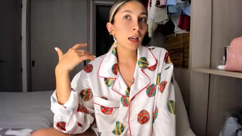 Snapshot of emyconneer chatting on January 2025 02:09:01 AM emyconneer online show from January 2025 02:09:01 AM