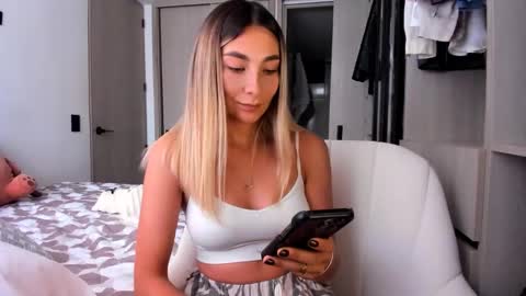 Snapshot of emyconneer chatting on February 2025 10:10:02 PM emyconneer online show from February 2025 10:10:02 PM