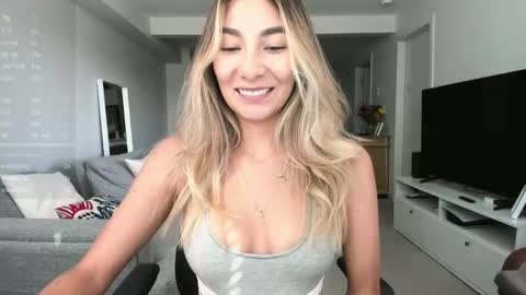 Snapshot of emyconneer chatting on September 2025 10:00:01 PM emyconneer online show from September 2025 10:00:01 PM