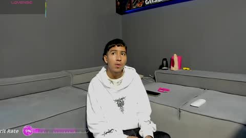 Snapshot of ender_h0tt chatting on May 2026 01:52:01 PM Ender online show from May 2026 01:52:01 PM