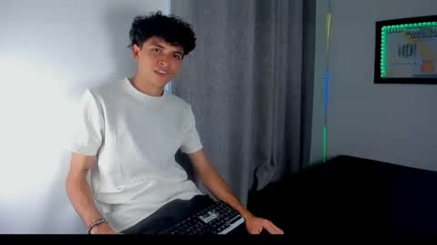 Snapshot of energy_lover137 chatting on April 2026 03:51:01 PM Salo online show from April 2026 03:51:01 PM
