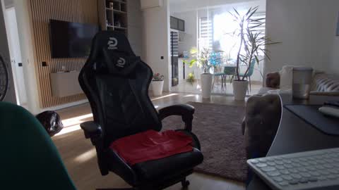 Erik online show from December 2024 09:00:01 AM