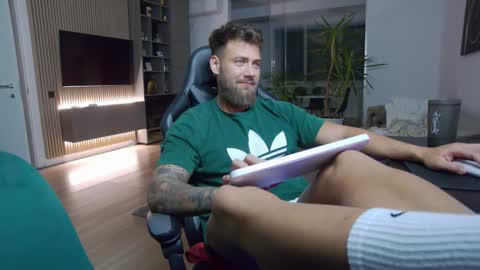 Erik online show from December 2024 07:27:02 PM