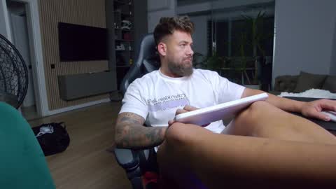 Erik online show from January 2025 10:35:02 PM