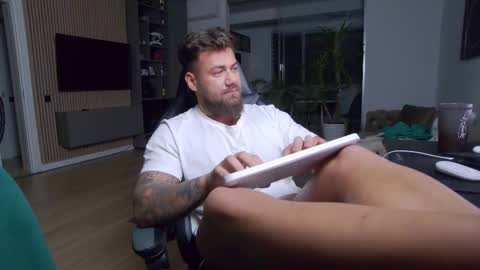 Erik online show from February 2025 07:54:02 PM