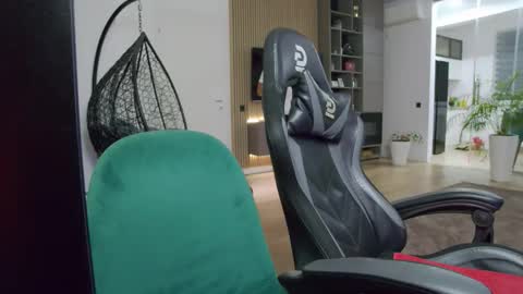 Erik online show from November 2025 07:36:02 PM