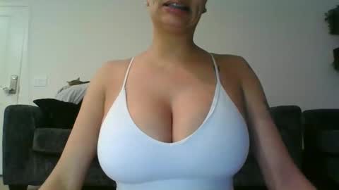 erin2025 online show from November 2025 05:07:01 AM