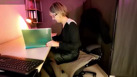 Snapshot of eroticaeva chatting on November 2025 10:36:02 AM Eva online show from November 2025 10:36:02 AM