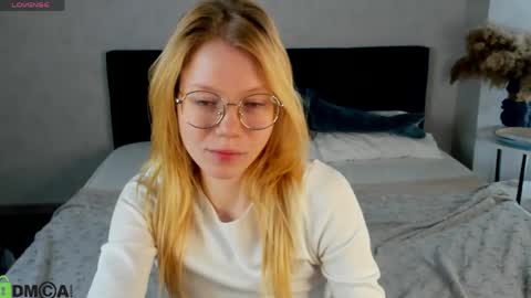 Snapshot of esme_runn chatting on May 2026 03:04:02 AM Esme Runn online show from May 2026 03:04:02 AM