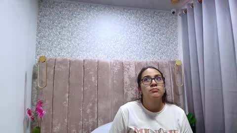 Esme online show from October 2025 01:33:02 PM