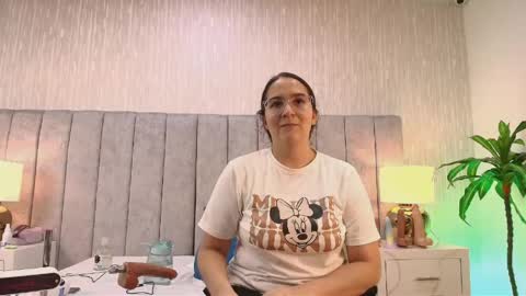 Esme online show from April 2026 01:20:02 AM