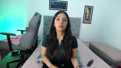 Snapshot of esmeraldaa_sc chatting on October 2025 04:01:02 AM Perla online show from October 2025 04:01:02 AM