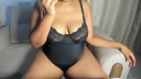 Esme online show from October 2025 11:36:02 PM